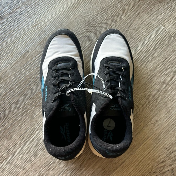 Reeboks - Picture 4 of 10